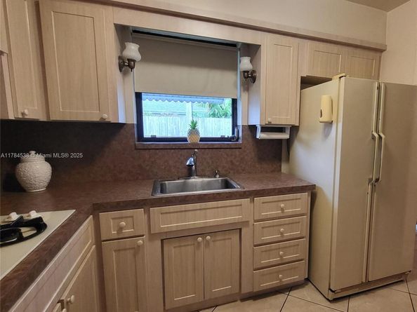 521 N 70th Way, Hollywood FL 33024