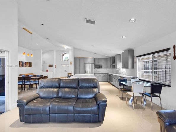 211 Cameron Ct, Weston FL 33326