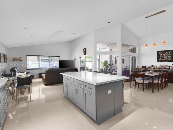211 Cameron Ct, Weston FL 33326