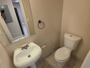 1990 NW 4th Ct 7, Miami FL 33136