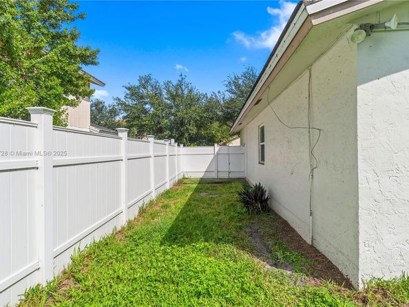 10560 La Placida Dr, Coral Springs FL 33065
