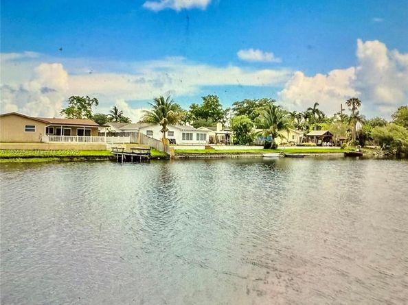 8992 Palm Tree Ln 8992, Pembroke Pines FL 33024