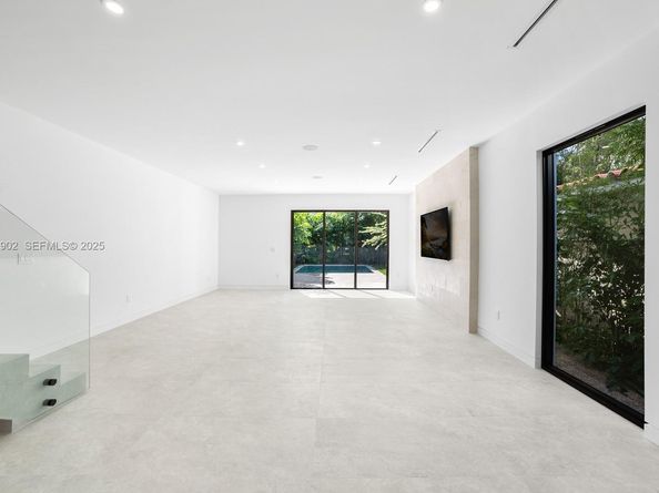 2610 SW 17th St, Miami FL 33145