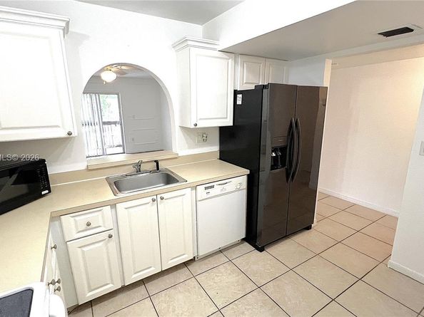 711 N Pine Island Rd 211, Plantation FL 33324