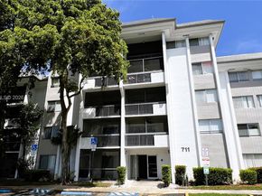 711 N Pine Island Rd 211, Plantation FL 33324