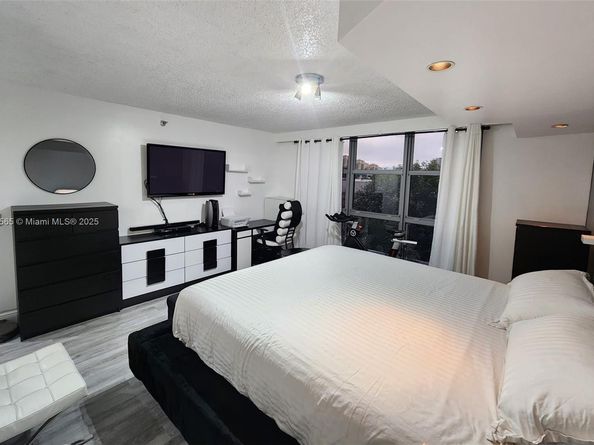 3500 Mystic Pointe Dr 401, Aventura FL 33180