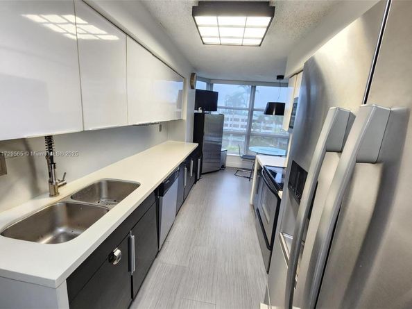3500 Mystic Pointe Dr 401, Aventura FL 33180