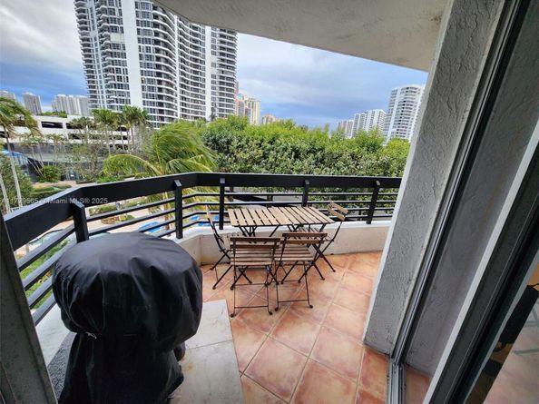 3500 Mystic Pointe Dr 401, Aventura FL 33180