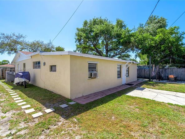 6441 Allen St, Hollywood FL 33024