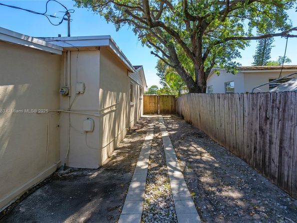 6441 Allen St, Hollywood FL 33024