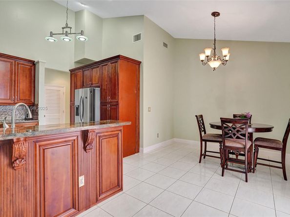 1485 W Lacosta Dr W, Pembroke Pines FL 33027