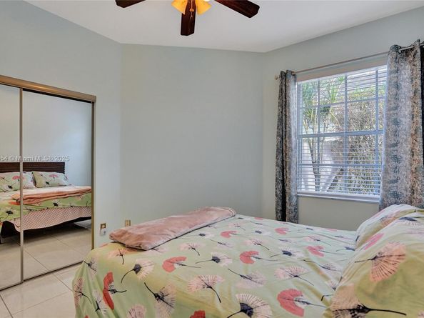 1485 W Lacosta Dr W, Pembroke Pines FL 33027
