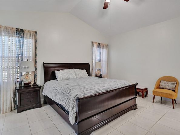 1485 W Lacosta Dr W, Pembroke Pines FL 33027