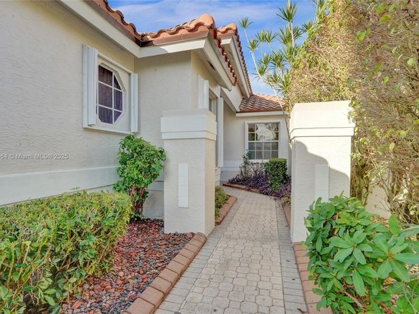 1485 W Lacosta Dr W, Pembroke Pines FL 33027