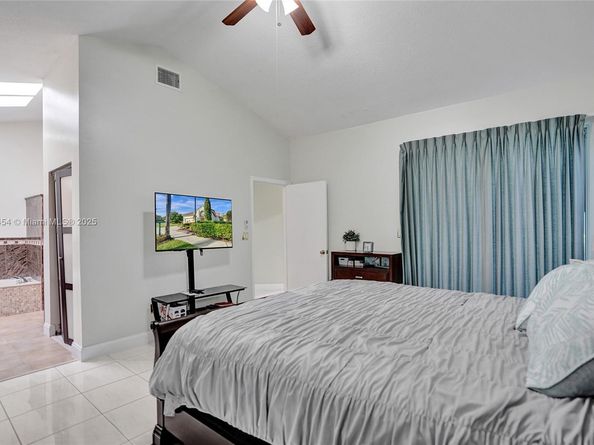 1485 W Lacosta Dr W, Pembroke Pines FL 33027
