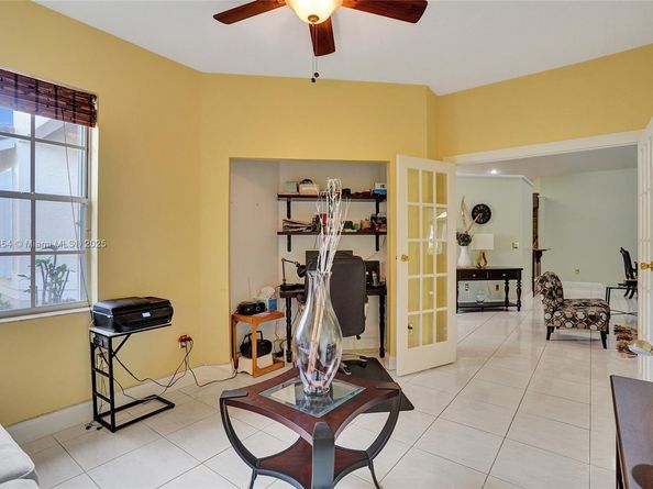 1485 W Lacosta Dr W, Pembroke Pines FL 33027