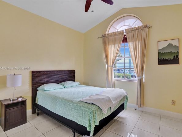 1485 W Lacosta Dr W, Pembroke Pines FL 33027