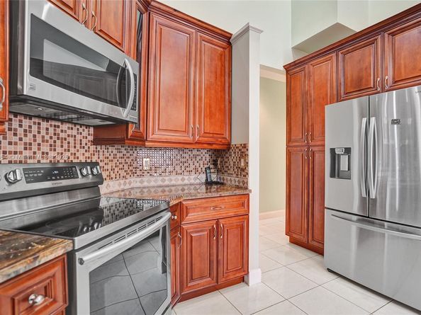 1485 W Lacosta Dr W, Pembroke Pines FL 33027