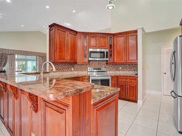 1485 W Lacosta Dr W, Pembroke Pines FL 33027