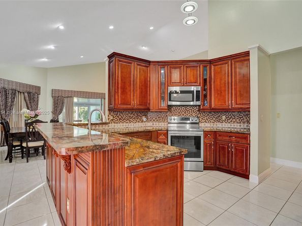 1485 W Lacosta Dr W, Pembroke Pines FL 33027