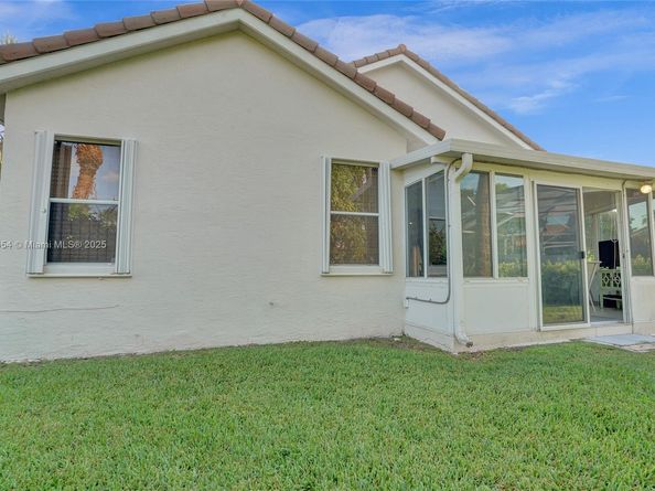 1485 W Lacosta Dr W, Pembroke Pines FL 33027