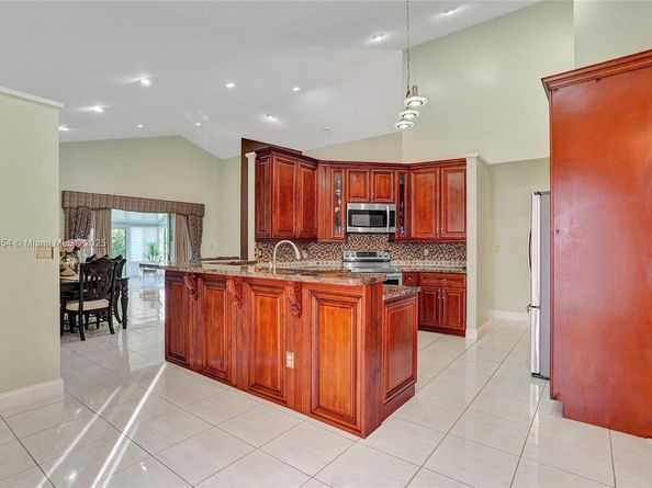 1485 W Lacosta Dr W, Pembroke Pines FL 33027