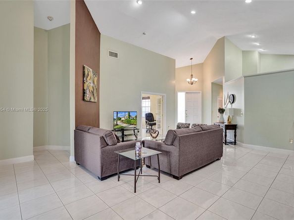 1485 W Lacosta Dr W, Pembroke Pines FL 33027