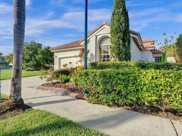 1485 W Lacosta Dr W, Pembroke Pines FL 33027