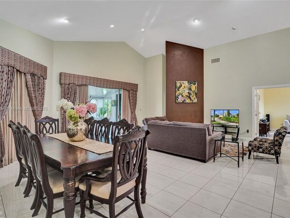 1485 W Lacosta Dr W, Pembroke Pines FL 33027