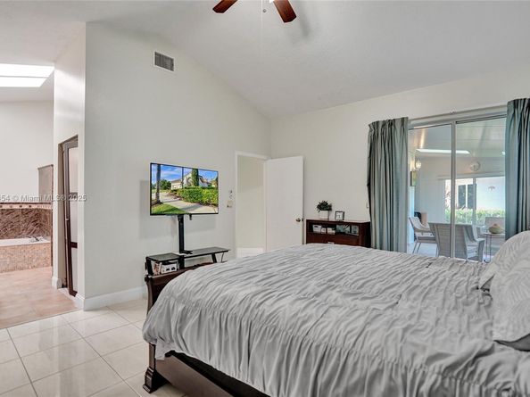 1485 W Lacosta Dr W, Pembroke Pines FL 33027