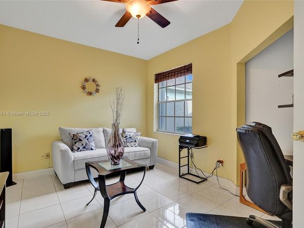 1485 W Lacosta Dr W, Pembroke Pines FL 33027