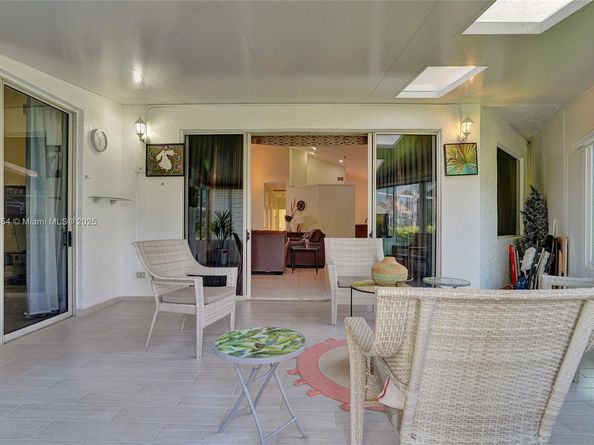 1485 W Lacosta Dr W, Pembroke Pines FL 33027