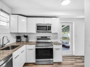 421 NW 44th St, Miami FL 33127