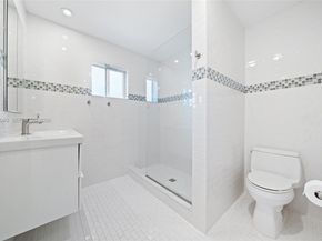 208 NE 4th St, Hallandale Beach FL 33009