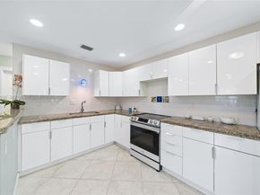 208 NE 4th St, Hallandale Beach FL 33009