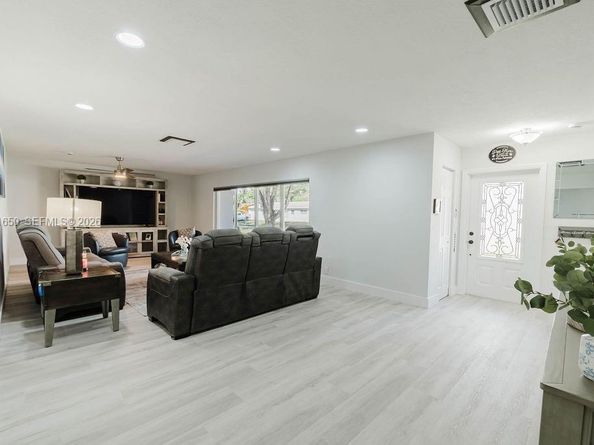 1710 NW 106th Ter, Pembroke Pines FL 33026