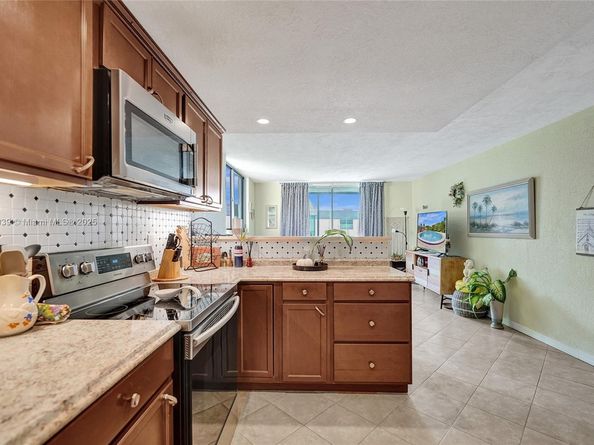 7100 NW 17th St 402, Plantation FL 33313
