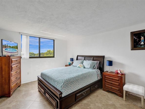7100 NW 17th St 402, Plantation FL 33313