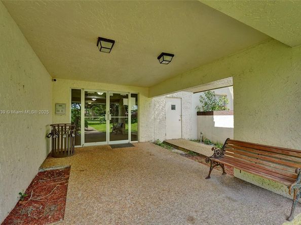 7100 NW 17th St 402, Plantation FL 33313