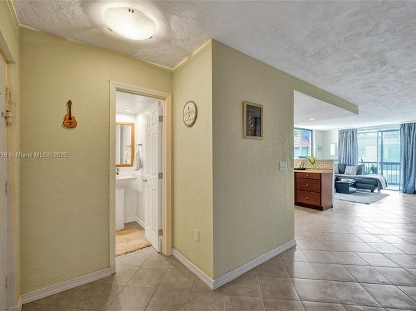 7100 NW 17th St 402, Plantation FL 33313