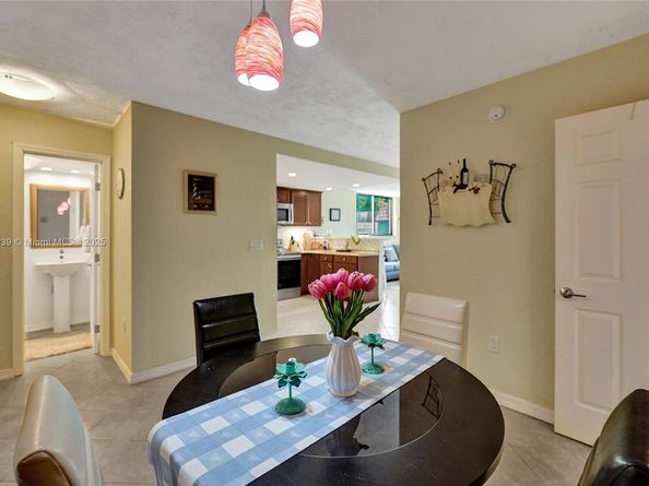 7100 NW 17th St 402, Plantation FL 33313
