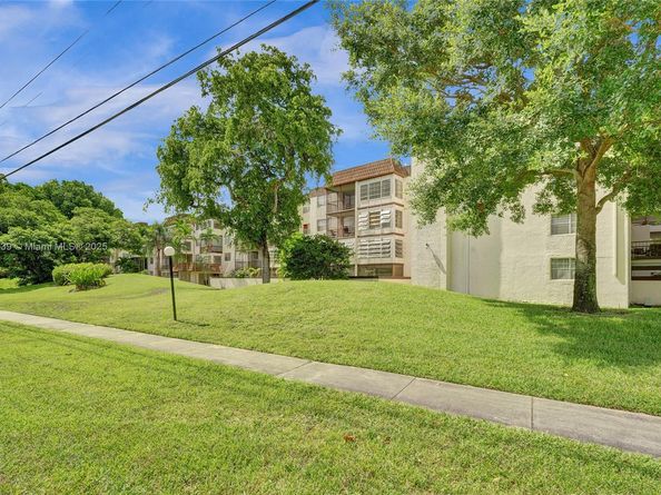 7100 NW 17th St 402, Plantation FL 33313