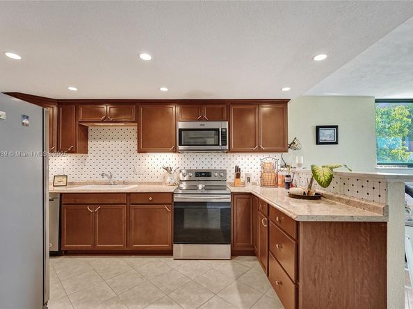 7100 NW 17th St 402, Plantation FL 33313