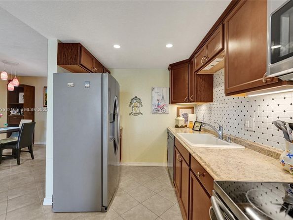 7100 NW 17th St 402, Plantation FL 33313