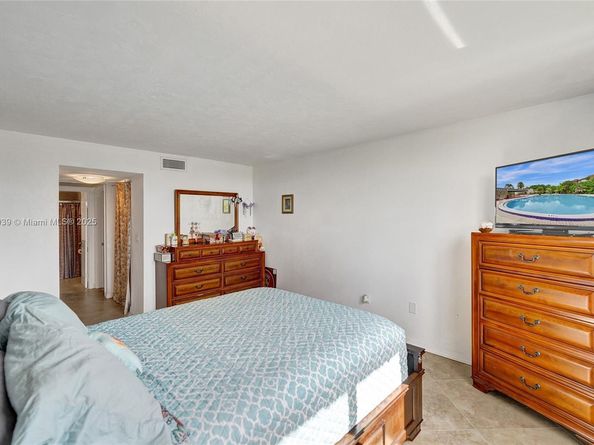 7100 NW 17th St 402, Plantation FL 33313