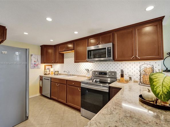 7100 NW 17th St 402, Plantation FL 33313