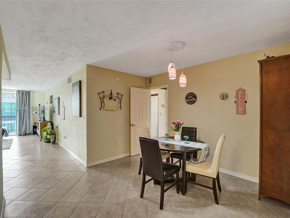 7100 NW 17th St 402, Plantation FL 33313