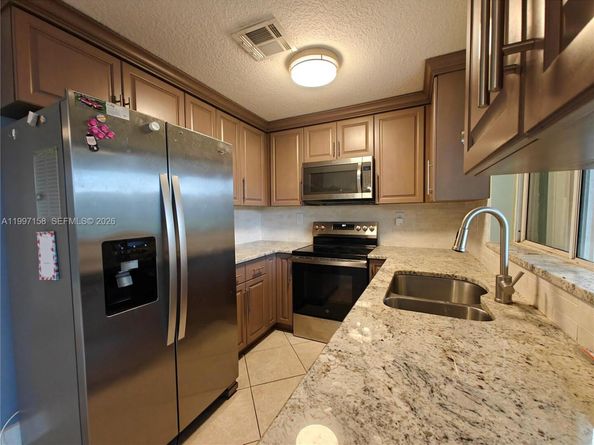 9803 NW 37th St, Sunrise FL 33351