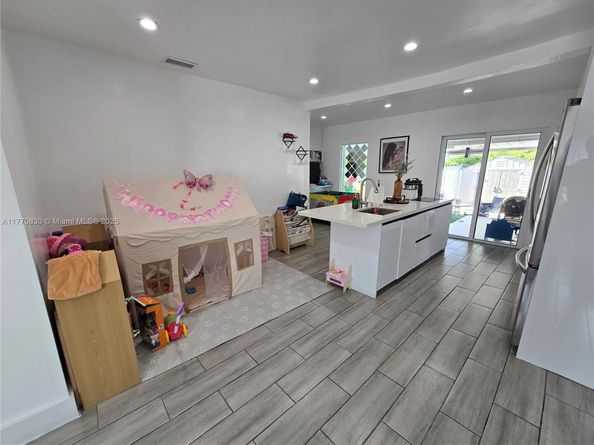 1011 NW 64th St, Miami FL 33150