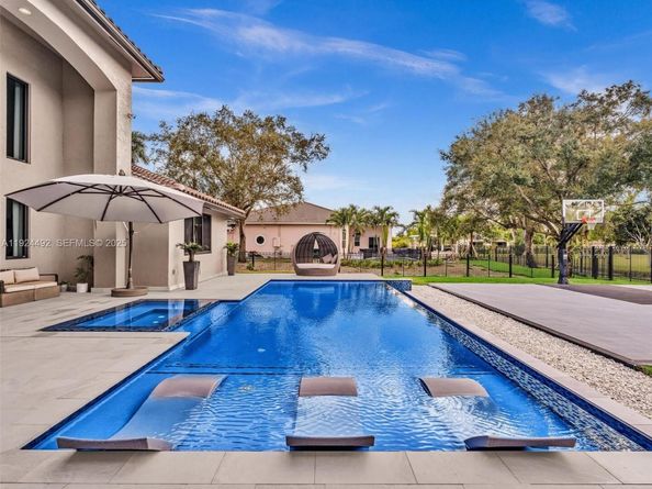 1021 NW 115th Ave, Plantation FL 33323